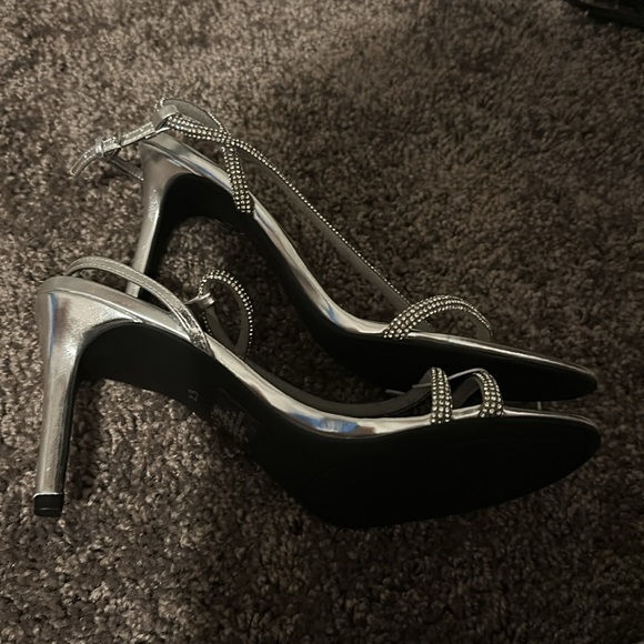 Silver heels - Picture 3 of 3